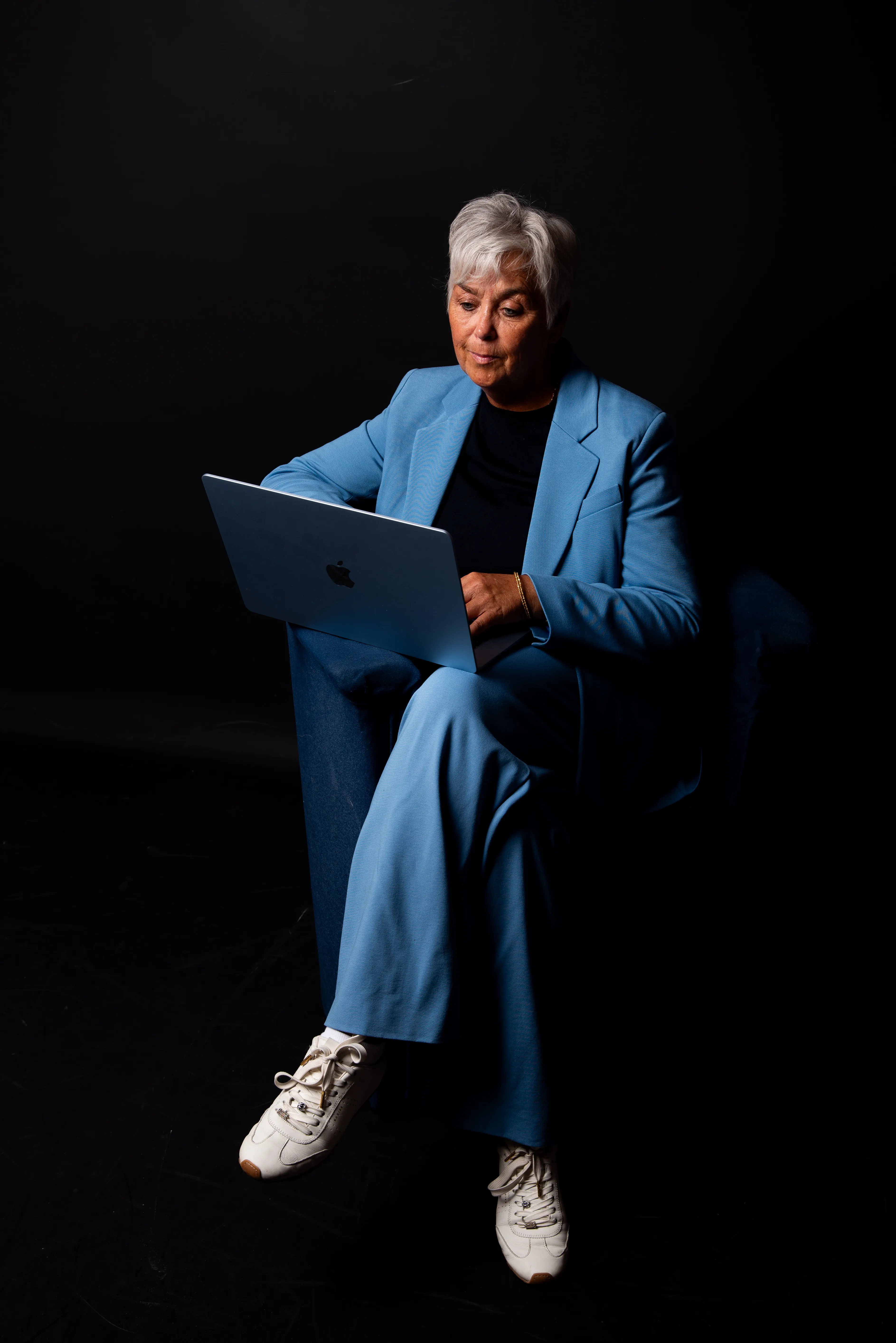 Arlette Vonk, seated with a laptop, working through the checklist