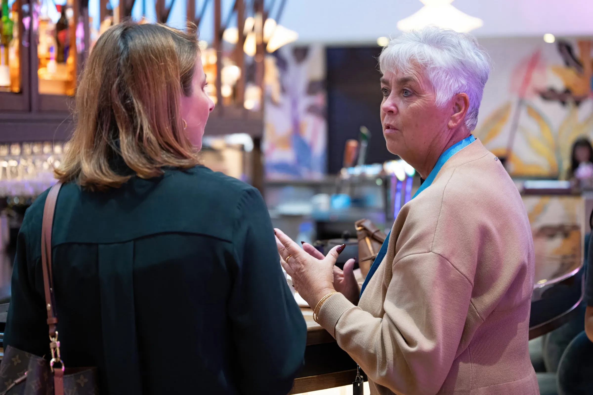Arlette Vonk in conversation with another delegate between sessions